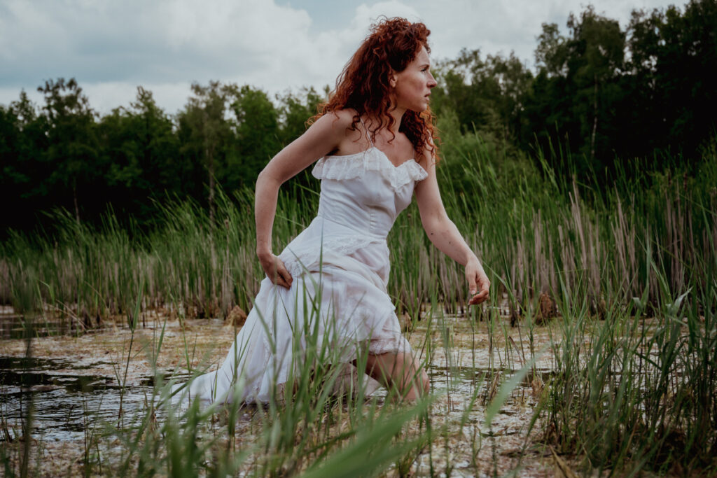 Judit loopt in het water