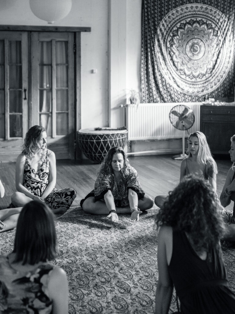 She Who Moves, samen komen