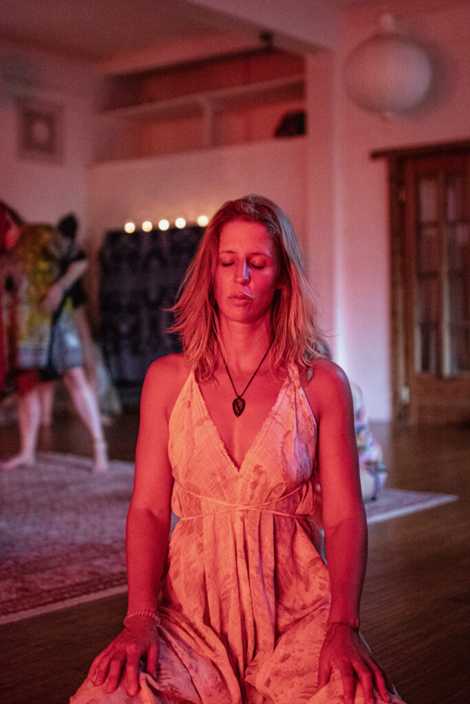 She Who Moves, naar binnen zijn