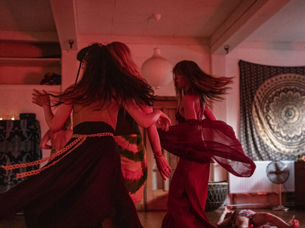 She Who Moves, dynamisch bewegen door de ruimte